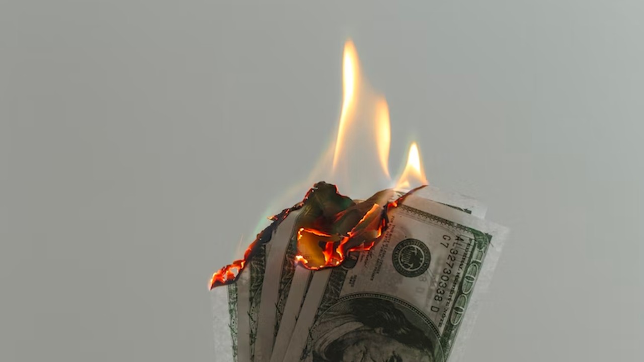 Ibland kan man lika gärna elda upp sina pengar istället för att ge bort dem. Foto: Jp Valery, Unsplash